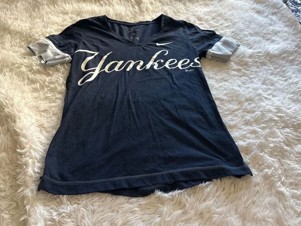 Nike Dri-FIT New York Yankees Women's V-Neck Cursive Script T-Shirt - Navy/Gray